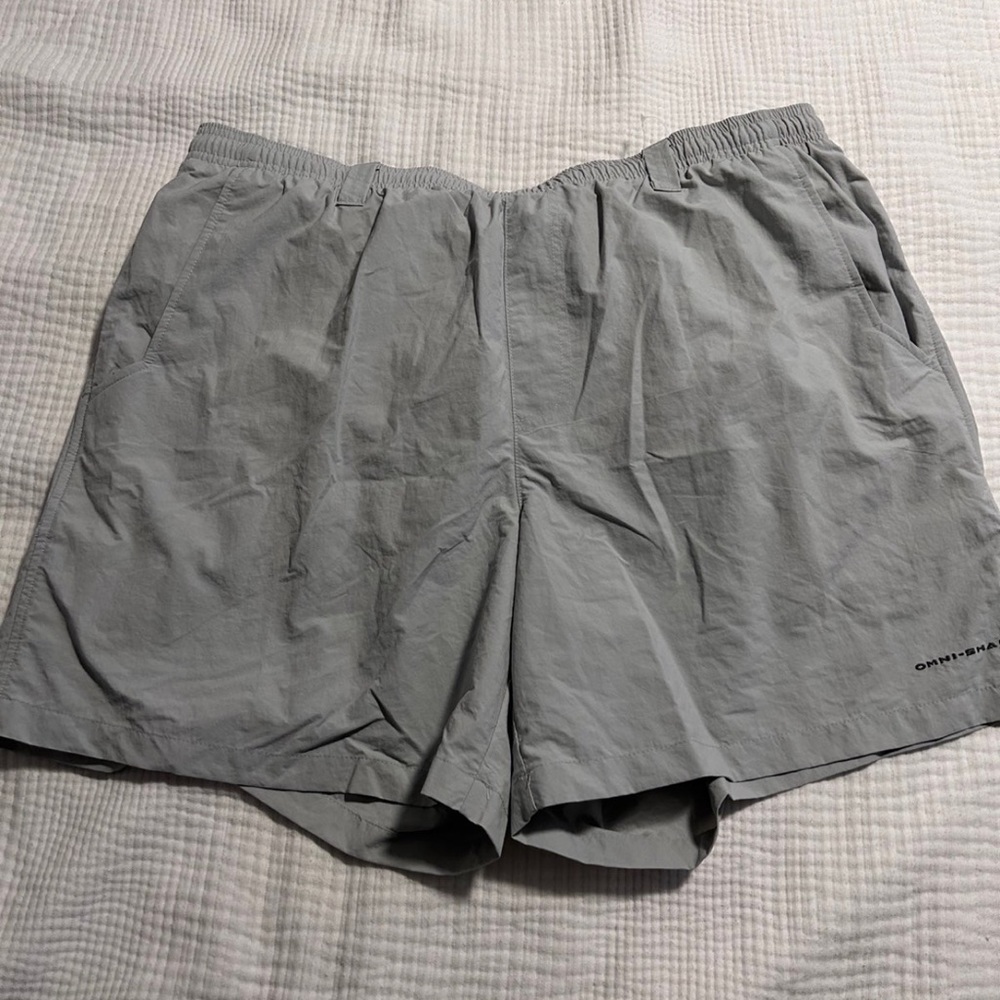 Columbia sportswear company extra-large Omni shade PFG grey